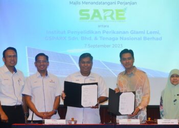 DR. Azhar Hamzah (dua dari kanan) bertukar dokumen dengan Ahmad Tarmizi Mohd. (tiga dari kiri)pada Majlis Perjanjian Bekalan Boleh Diperbaharui di antara Jabatan Perikanan dan Tenaga Nasional Bhd. (TNB) melalui anak syarikatnya GSPARX Sdn. Bhd. di IPP Glami Lemi, Jelebu hari ini.-UTUSAN/MOHD. SHAHJEHAN MAAMIN.