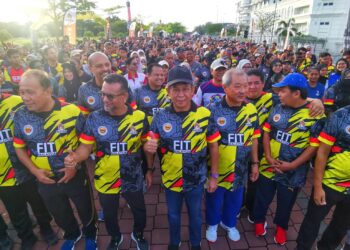 JALALUDDIN Alias (baris depan, empat dari kanan) bersama menyertai acara fun walk Majlis Pelancaran Jelajah Fit Malaysia 2023 Peringkat Negeri Sembilan di Bandar Sri Sendayan, Seremban hari ini.-UTUSAN/MOHD. SHAHJEHAN MAAMIN.