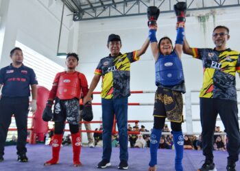 JALALUDDIN Alias (tengah) dan Mustapha (kanan) hadir pada pertandingan Muay Thai sempena Jelajah Fit Malaysia 2023 Peringkat Negeri Sembilan di Bandar Sri Sendayan di Seremban hari ini.-UTUSAN/MOHD. SHAHJEHAN MAAMIN.