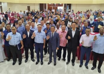 STEVEN Sim Chee Keong (depan,empat dari kiri) bergambar bersama peserta Jelajah Belanjawan 2024 Negeri Sembilan di Seremban hari ini.-UTUSAN/NAZARUDIN SHAHARI.