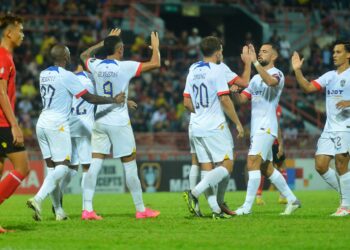 PEMAIN JDT meraikan gol dalam aksi suku akhir pertama Piala Malaysia menentang Negeri Sembilan di Stadium Tuanku Abdul Rahman, Paroi di Seremban malam ini.-UTUSAN/MOHD. SHAHJEHAN MAAMIN.