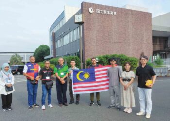 PESEERTA bergambar  di hadapan Kumamoto Campus selepas majlis penutup dan penyampaian sijil yang disampaikan oleh Pengarah JICA Kyushu, Yosihnari Yasue.