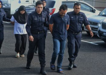 MUHAMMAD Aizat Zolkepli (dua dari kanan) dan Siti Norshakina (dua dari kiri) dibawa ke Mahkamah Sesyen Kuala Pilah hari ini atas tuduhan menganiaya anak mereka yang berusia enam tahun.-UTUSAN/MOHD SHAHJEHAN MAAMIN.