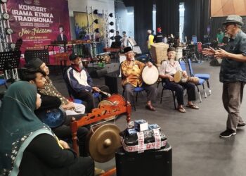 AHMADRASHIDI Hasan (kanan) memberikan panduan kepada para pemuzik Bongai menjelang konsert Irama Etnika Tradisional Negeri Sembilan 2023 di Seremban Sabtu ini.-UTUSAN/NAZARUDIN SHAHARI.