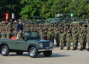 MOHAMAD Hasan memeriksa perbarisan pada Majlis Perbarisan Tamat Latihan Perajurit Muda Lelaki 197/23 dan Wanita Siri 48/23 yang berlangsung di Padang Kawad, Pusasda, Port Dickson hari ini.-UTUSAN/MOHD. SHAHJEHAN MAAMIN.