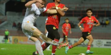 PENYERANG JDT III, Fergus Tierney dikawal pemain Negeri Sembilan FC, Muhammad Amirul Farhan Asmadi dalam aksi final pertama Piala Presiden yang menemukan kedua-dua pasukan di Stadium Tuanku Abdul Rahman Paroi, Seremban, malam ini-UTUSAN/MOHD. SHAHJEHAN MAAMIN.