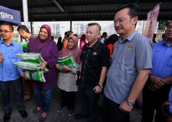 CHAN Foong Hin (empat dari kiri) bersama pembeli ketika mengadakan lawatan ke Pusat Operasi FAMA Senawang di Seremban hari ini bagi melihat pelaksanaan Pelan Intervensi Pengedaran BPT.-UTUSAN/MOHD. SHAHJEHAN MAAMIN.