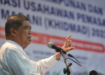 MOHAMAD Sabu ketika berucap merasmikan Konvensyen Himpunan dan Deklarasi Usahawan Agro Madani 2023 yang diadakan di Institut Latihan FAMA Port Dickson, hari ini.-UTUSAN/MOHD. SHAHJEHAN MAAMIN.