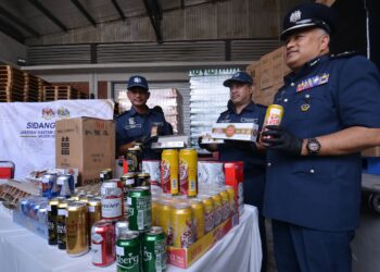 MOHAMMAD Hafiz Ishak (kanan) menunjukkan rokok dan bir yang dirampas pada sidang akhbar di Pejabat Kastam Seremban 2, Seremban hari ini.-UTUSAN/MOHD. SHAHJEHAN MAAMIN.