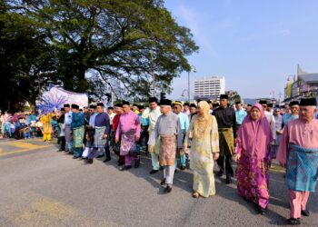 TUANKU Muhriz Ibni Almarhum Tuanku Munawir mengetuai perarakan Majlis Sambutan Maulidur Rasul Peringkat Negeri Sembilan 1445 Hijrah yang diadakan bermula di Padang Majlis Bandaraya Seremban di sini pagi tadi.-UTUSAN/MOHD. SHAHJEHAN MAAMIN.