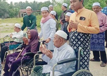 WARGA emas dengan kerusi roda turut hadir bagi memeriahkan Sambutan Maulidur Rasul SAW di Masjid Al-Mutmainnah Kampung Mengkuang, Kuala Pegang, Baling, Kedah baru-baru ini. 
– UTUSAN/ABD RAZAK OSMAN