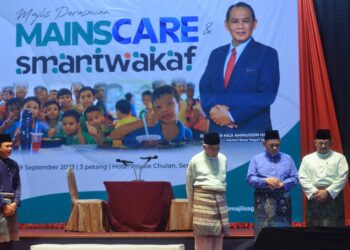 AMINUDDIN Harun (dua dari kanan) dan Abdul Aziz (tiga dari kanan) pada Majlis Perasmian MAINS Care dan Smart Wakaf 2023 di Seremban hari ini.-UTUSAN/MOHD. SHAHJEHAN MAAMIN.