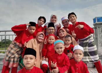 ABD. RASHID bergambar bersama isteri pertama dan isteri kedua serta 10 anak mereka.-FACEBOOK