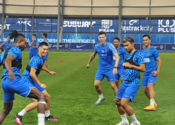 Pemain Johor Darul Ta’zim (JDT) menjalani latihan semalam menjelang perlawanan menentang Ulsan Hyundai.– Ihsan JOHOR SOUTHERN TIGERS