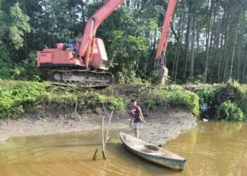 PENDUDUK terpaksa menggunakan perahu untuk ke kawasan kebun kelapa yang diusahakan  walaupun benteng baharu dibina. Benteng itu masih gagal menghalang kemasukan air masin terutamanya apabila berlaku air pasang besar.
