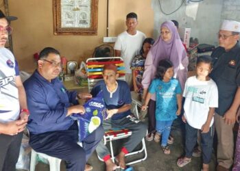 MAS IMRAN Adam (dua dari kiri) menyampaikan sumbangan barangan keperluan asas daripada Econsave kepada Marzuki Mat Noh di rumah sewanya di Permas Jaya, Johor Bahru, Johor.
