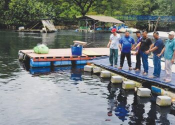 MOHD. AZLI  Mohd. Aziz (dua dari kiri) bersama beberapa nelayan melihat Sungai Masai yang bertukar hitam dan berbau busuk di Kampung Pasir Gudang Baru, Johor Bahru.