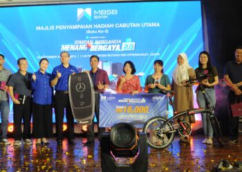 MOHD. Izham Ahmad (enam dari kiri) bergambar bersama para pemenang pada majlis penyampaian hadiah Kempen Simpan Berganda Menang Bergaya 2.0 Casa-i anjuran MBSB Bank di di Mydin Mall, Mutiara Rini Johor Bahru, hari ini. -UTUSAN/RAJA JAAFAR ALI