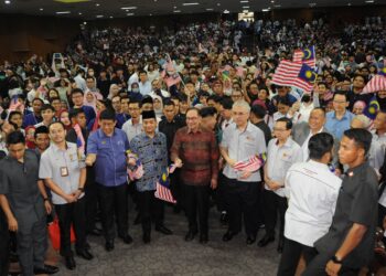 ANWAR IBRAHIM bersama kepemimpinan negeri Johor dan Universiti Teknologi Malaysia (UTM) selepas sesi Temu Anwar di UTM Skudai, Johor Bahru, semalam.