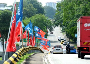 BENDERA Parti Perikatan Nasional dan Pakatan Harapan berkibar sempena PRK Parlimen Pulai di sekitar Taman Kemas, Johor Bahru. -  UTUSAN/RAJA JAAFAR ALI