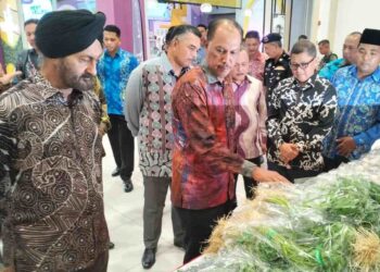 NORDIN Muhamad (dua kiri) melawat ke gerai pameran sempena program My Pride Fest, Mesej Dari Penjara dan Outreach Bersama Komuniti di Kota Bharu, Kelantan hari ini-UTUSAN/ROHANA ISMAIL.