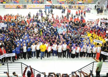 MOHD. HAIRI MAD SHAH (tengah) bergambar bersama sebahagian atlet yang beraksi dalam Sukan Bangsa Johor 2023 pada majlis perasmian di Arena Larkin Johor Bahru semalam. – UTUSAN/RAJA JAAFAR ALI