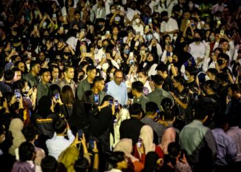 ANWAR Ibrahim disambut dan dikerumuni oleh sebahagian pelajar-pelajar dari IPTA dan IPTS serta murid-murid sekolah yang hadir ke Program Temu Anwar di Universiti Utara Malaysia (UUM) Sintok baru-baru ini. - UTUSAN/ SHAHIR NOORDIN