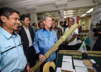 FADILLAH Yusof
melawat tapak pameran produk berasaskan buluh di Auditorium Institut Penyelidikan Perhutanan Malaysia (FRIM) di Kepong, hari ini. -UTUSAN/ M. Firdaus M. Johari