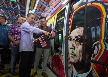 FAHMI Fadzil melihat hiasan dan visual bertemakan ‘Cerita Malaysiaku’ di tren LRT pada majlis pelancaran tren ‘Cerita Malaysiaku’ di Stesen Universiti, Kuala Lumpur, hari ini. - UTUSAN/SHIDDIEQIIN ZON