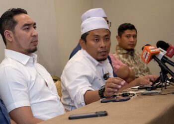 AHMAD FADHLI Shaari ketika bercakap pada sidang akhbar berhubung  himpunan aman ‘Gerakan Selamatkan Malaysia’ bagi menyatakan bantahan terhadap pengguguran kes rasuah empat puluh tujuh kes terhadap Ti,balan Perdana Menteri, Datik Seri Ahmad Zahid Hamidi di Hotel EDC Kuala Lumpur. -UTUSAN/M FIRDAUS M JOHARI