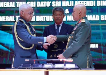 MOHAMAD Hasan (tengah) menyaksikan nota terima tugas Panglima Angkatan Tentera daripada Affendi Buang (kiri) kepada Mohammad Ab. Rahman di Wisma Pertahanan, Kuala Lumpur, hari ini. - UTUSAN/FAUZI BAHARUDIN