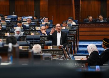 ANWAR Ibrahim  ketika sesi perbahasan usul Kajian Separuh Penggal Rancangan Malaysia ke-12 (KSP RMK12) di Dewan Rakyat semalam.