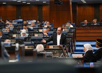 ANWAR Ibrahim  ketika memberi penjelasan tentang kes DNAA Ahmad Zahid Hamidi pada sidang Parlimen kelmarin. - IHSAN JABATAN PENERANGAN