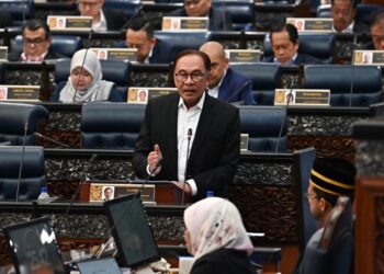 ANWAR Ibrahim  ketika sesi perbahasan usul Kajian Separuh Penggal Rancangan Malaysia ke-12 (KSP RMK12) di Dewan Rakyat, hari ini. IHSAN JABATAN PENERANGAN