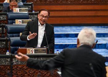 ANWAR Ibrahim  ketika sesi perbahasan usul Kajian Separuh Penggal Rancangan Malaysia ke-12 (KSP RMK12) di Dewan Rakyat, hari ini. IHSAN JABATAN PENERANGAN