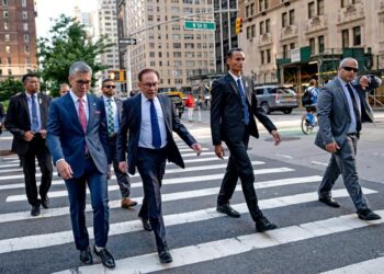 ANWAR Ibrahim diiringi Menteri Perdagangan Antarabangsa dan Pelaburan, Datuk Seri Tengku Zafrul 
Tengku Abdul Aziz memilih untuk berjalan kaki ke perbincangan meja bulat dengan syarikat Fortune 500 
di Harvard Club, New York pada Khamis. – PEJABAT PERDANA MENTERI