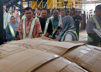 AKMAL Nasrullah Mohd. Nasir melihat kawasan pengumpulan bahan-bahan kitar semula selepas merasmikan fasiliti kitar semula iaitu Recovery Initiative Sustainable Eco-Facility Kuala Lumpur (RISE KL) di  Kawasan Industri Batu Caves. -UTUSAN