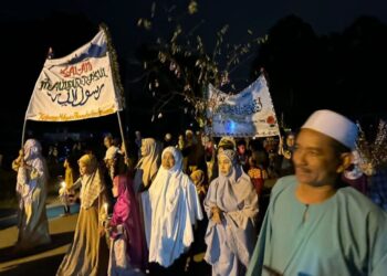 BELAJARLAH mengenal Rasulullah SAW, syariat dibawa oleh baginda dan latihlah lisan agar sentiasa berselawat kepada Nabi Muhammad. – UTUSAN/ ROHANA MOHD.NAWI