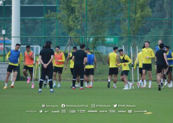 SAFAWI Rashid (dua, kiri) menjalani latihan bersama rakan-rakan sepasukan di Chengdu, China semalam. - IHSAN FAM