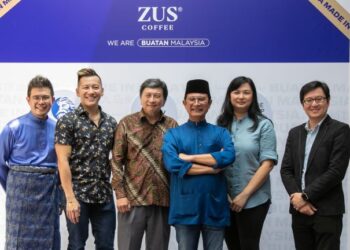 DARI kiri: Ketua Pegawai Operasi ZUS Coffee, Venon Tian; Pengarah Biskut Julie's, Sai Tzy Horng; Ketua Pegawai Eksekutif BOH, Jason Foo; Ketua Pegawai Operasi Kumpulan Farm Fresh Berhad, Azmi Zainal; Ketua Operasi Inside Scoop, Jessica Lee and Ketua Pegawai Eksekutif Astro Radio merangkap Pengarah Astro Media Solutions, Kenny Ong bergambar selepas Majlis Pelancaran Kampung Buatan Malaysia di Rumah Tangsi.
