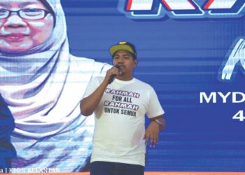 ARTIS dikir barat Poyie Gasi semasa membuat persembahan berkait dengan kepenggunaan di Kota Bharu, Kelantan, baru-baru ini.