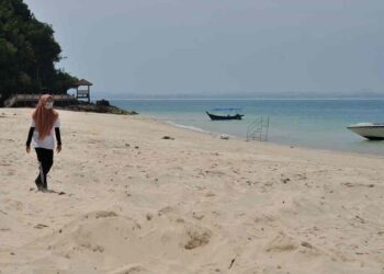 Caj yang dikenakan untuk ke pulau Kapas  yang dikatakan tinggi dibimbangi menjejaskan kedatangan pelancong ke pulau berkenaan.