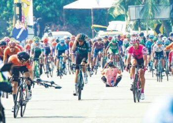 PARA pelumba sempat mengelak daripada melanggar Carlos Canal dari pasukan Euskatel yang terjatuh dalam peloton besar pada peringkat ketujuh Le Tour de Langkawi 2023 dari Muar ke Seremban sejauh 123.8 kilometer semalam. – UTUSAN/AMIR KHALID