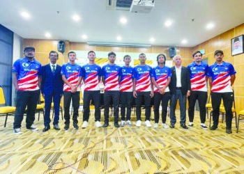 Ketua jurulatih berbasikal lebuhraya kebangsaan, Mohd. Yusof Nasir (kiri) ketika Majlis Pengenalan pasukan Malaysia untuk Le Tour de Langkawi (LTdl) 2023 di Majlis Sukan Negara, Bukit Jalil semalam.