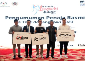 AHMAD Shapawi Ismail (dua, kanan) bersama barisan penaja Le Tour de Langkawi di majlis memperkenalkan penaja di Kuala Lumpur hari ini.