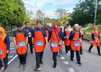LUKANISMAN Awang Sauni (tiga dari kiri) ketika menyertai Apron Walk sempena Hari Keselamatan Makanan Sedunia Peringkat Kebangsaan 2023 di Putrajaya hari ini.