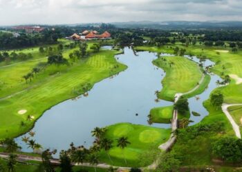 PEMANDANGAN dari udara Cempaka Course yang mampu menggamit pemain golf untuk beraksi di Palm Resort Golf & Country Club.