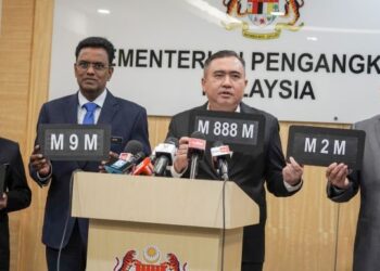 MENTERI Pengankutan, Anthony Loke menunjukkan bidaan nombor pendafataran sempena Hari Kebangsaan 2023 di Putrajaya, baru-baru ini. - UTUSAN/FAISOL MUSTAFA