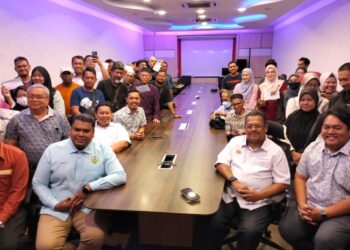 MUHAMAD Arafat Varisai Mahamad (depan, kiri) bergambar bersama penerima sumbangan di Pejabat Pusat Khidmat ADUN Hulu Kinta di Ipoh hari ini. - UTUSAN/ASLIZA MUSA