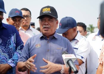 MOHAMAD Sabu ditemui pemberita pada perasmian ladang kekal pengeluaran biji benih padi di Felcra Bhd Seberang Perak di Pasir Salak hari ini. - UTUSAN/ZULFACHRI ZULKIFLI